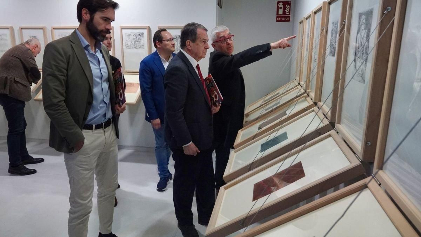 El comisario Carlos Bernárdez explica la exposición al alcalde Abel Caballero.