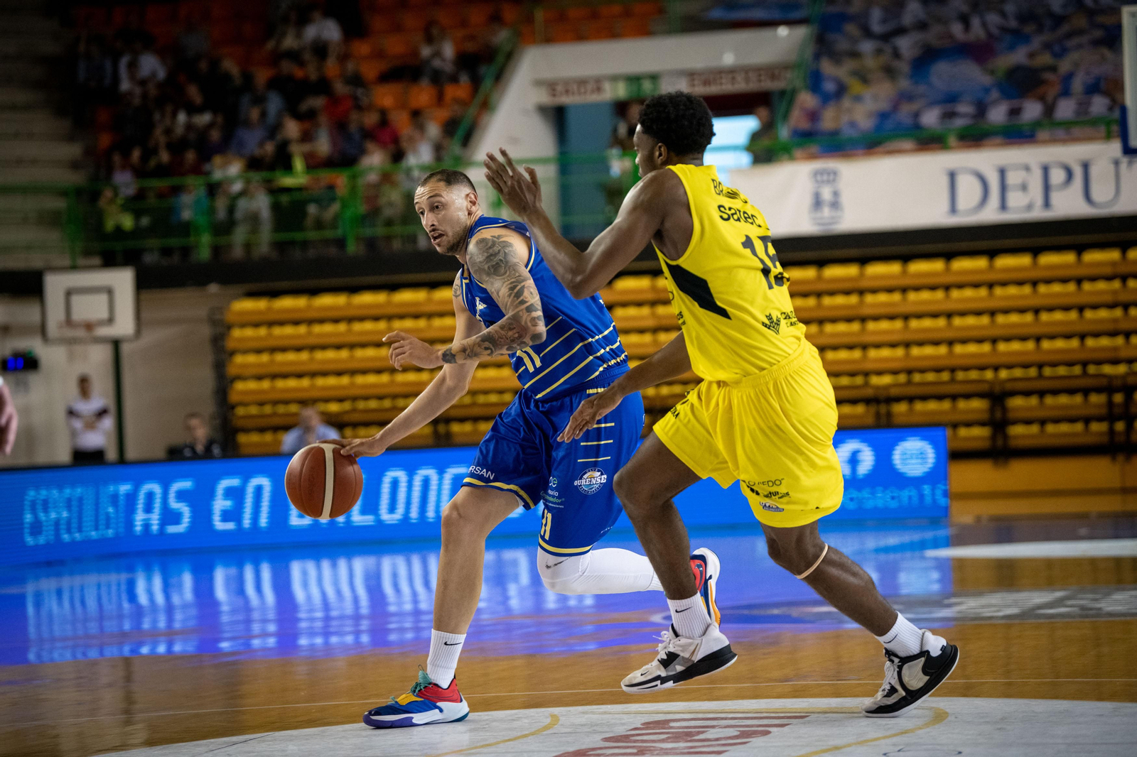 Jugador del COB intentando zafarse del rival.
(ÓSCAR PINAL)