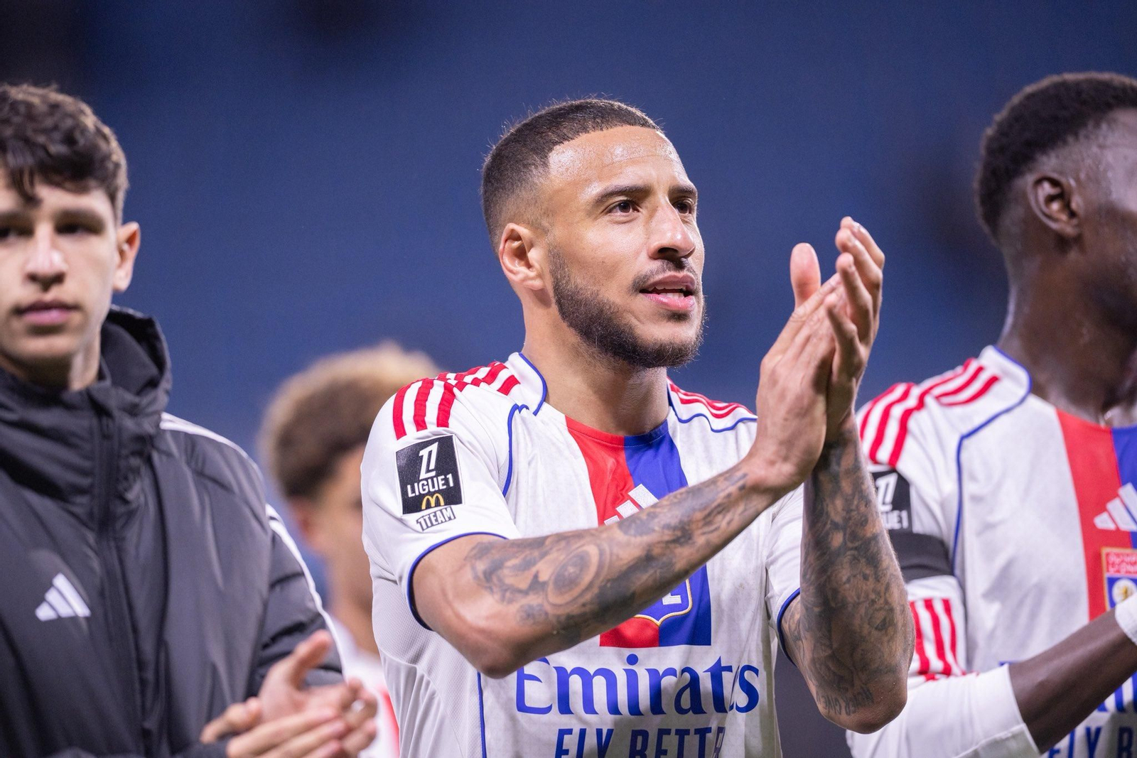 Tolisso, capitán del Olympique de Lyon, aplaude ayer a sus seguidores tras empatar en el campo del Le Havre.