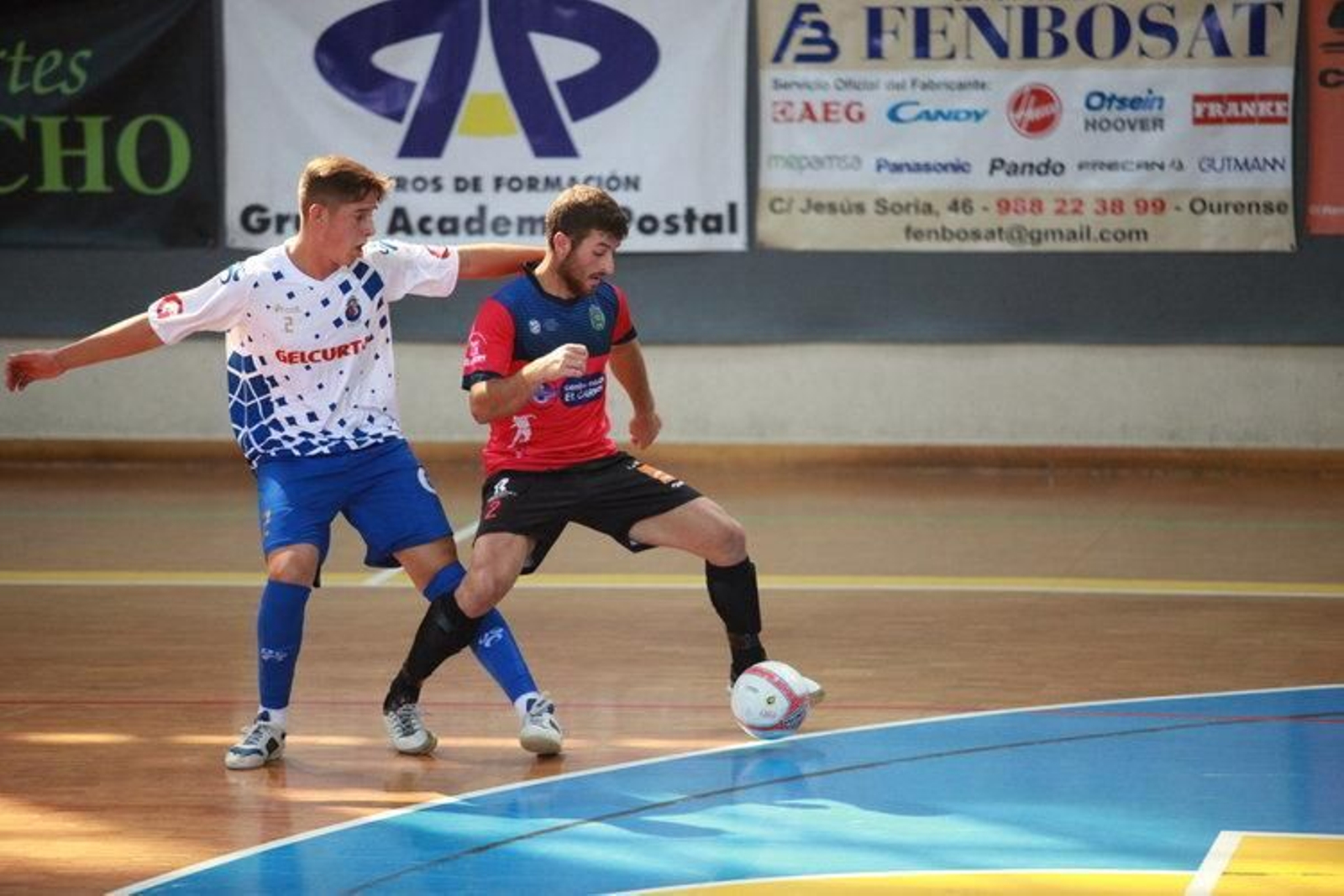 Raúl Rivero controla la pelota ante un rival del equipo portugués.