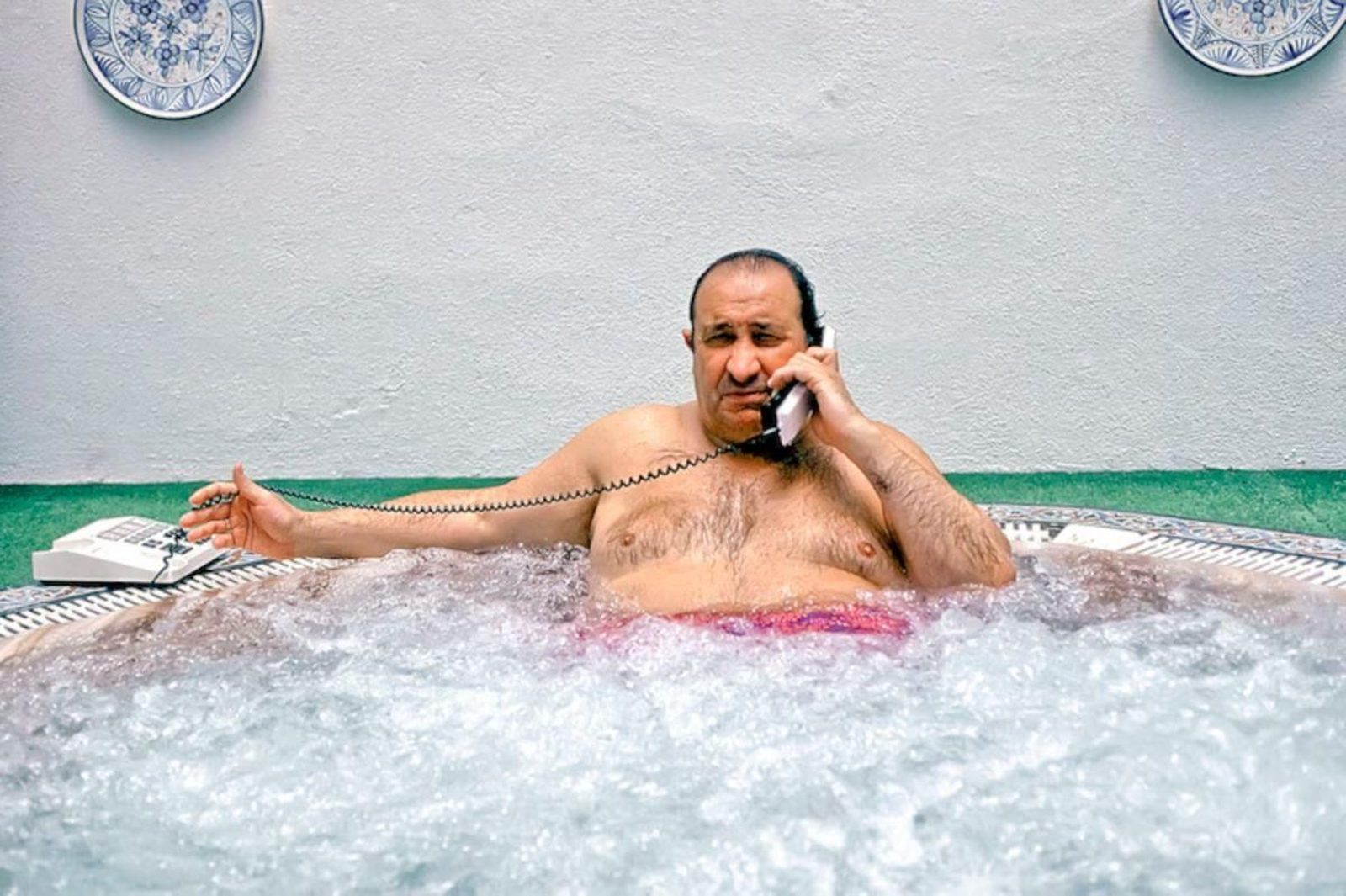 El excéntrico Jesús Gil, hablando por teléfono desde el jacuzzi.