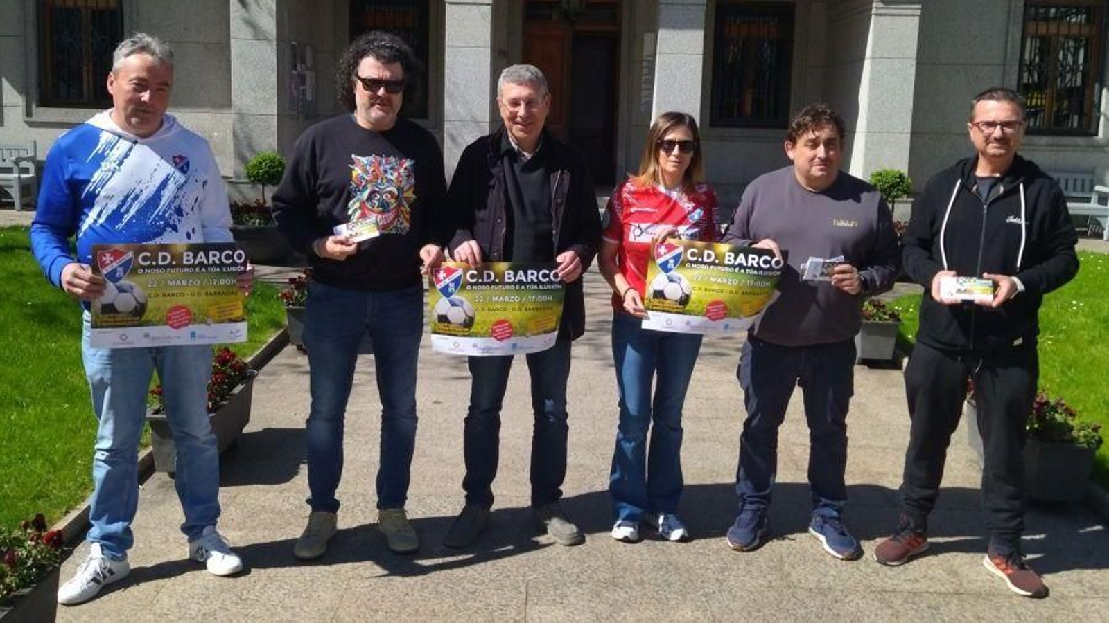 Arias y  Alonso, segundo y tercero por la izquierda, con la directiva del club.