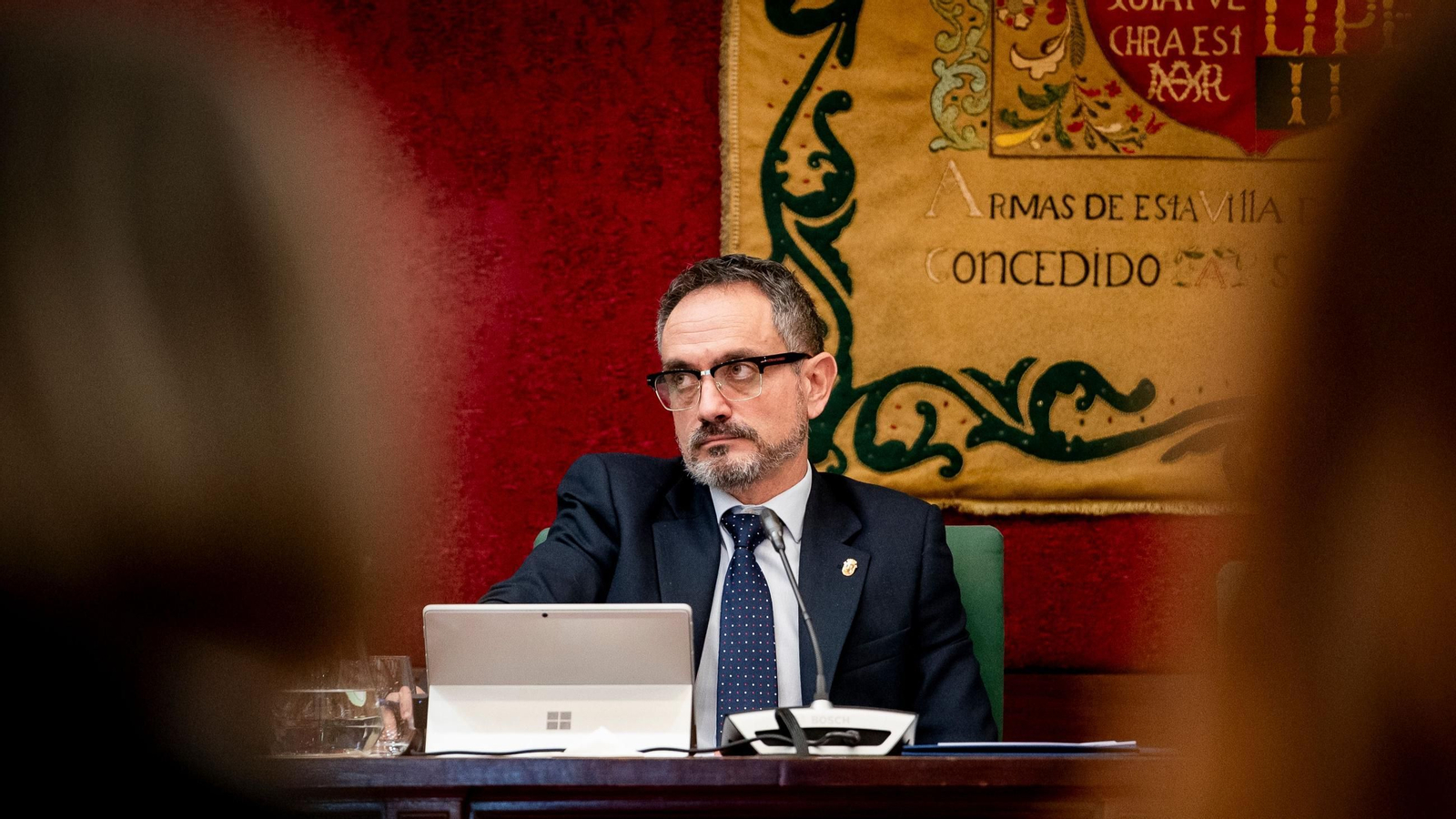 El alcalde de Móstoles, Manuel Bautista, durante un pleno extraordinario en el Ayuntamiento de Móstoles
