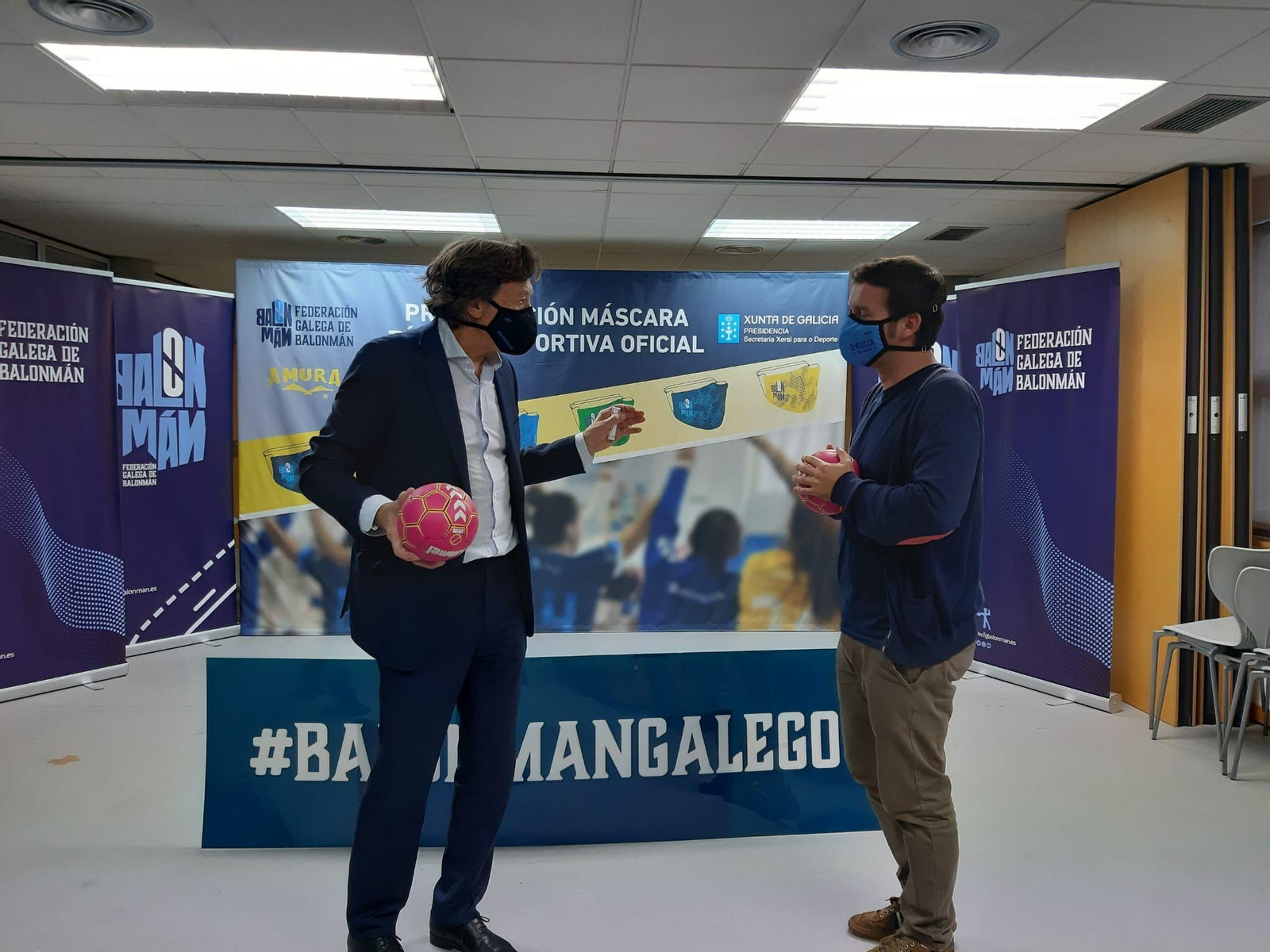 José Ramón Lete y Bruno López prueban la nueva mascarilla.