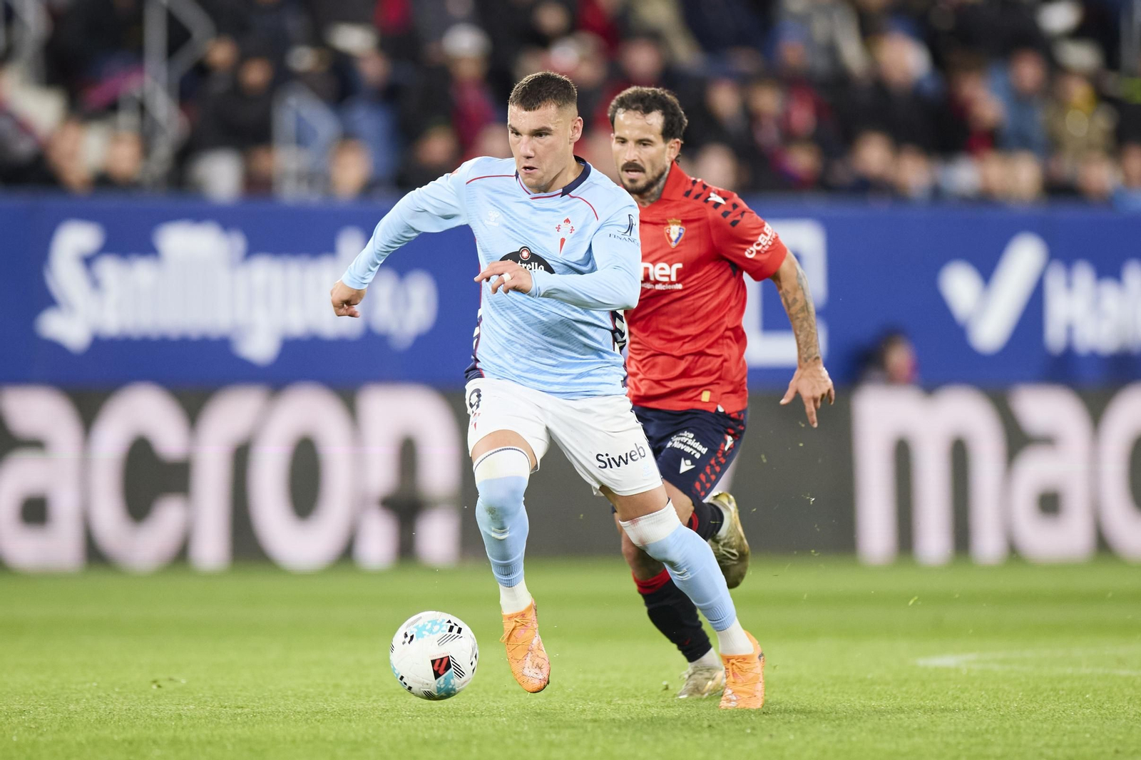 Ferran Jutglá trata de irse de Rubén García durante el encuentro.