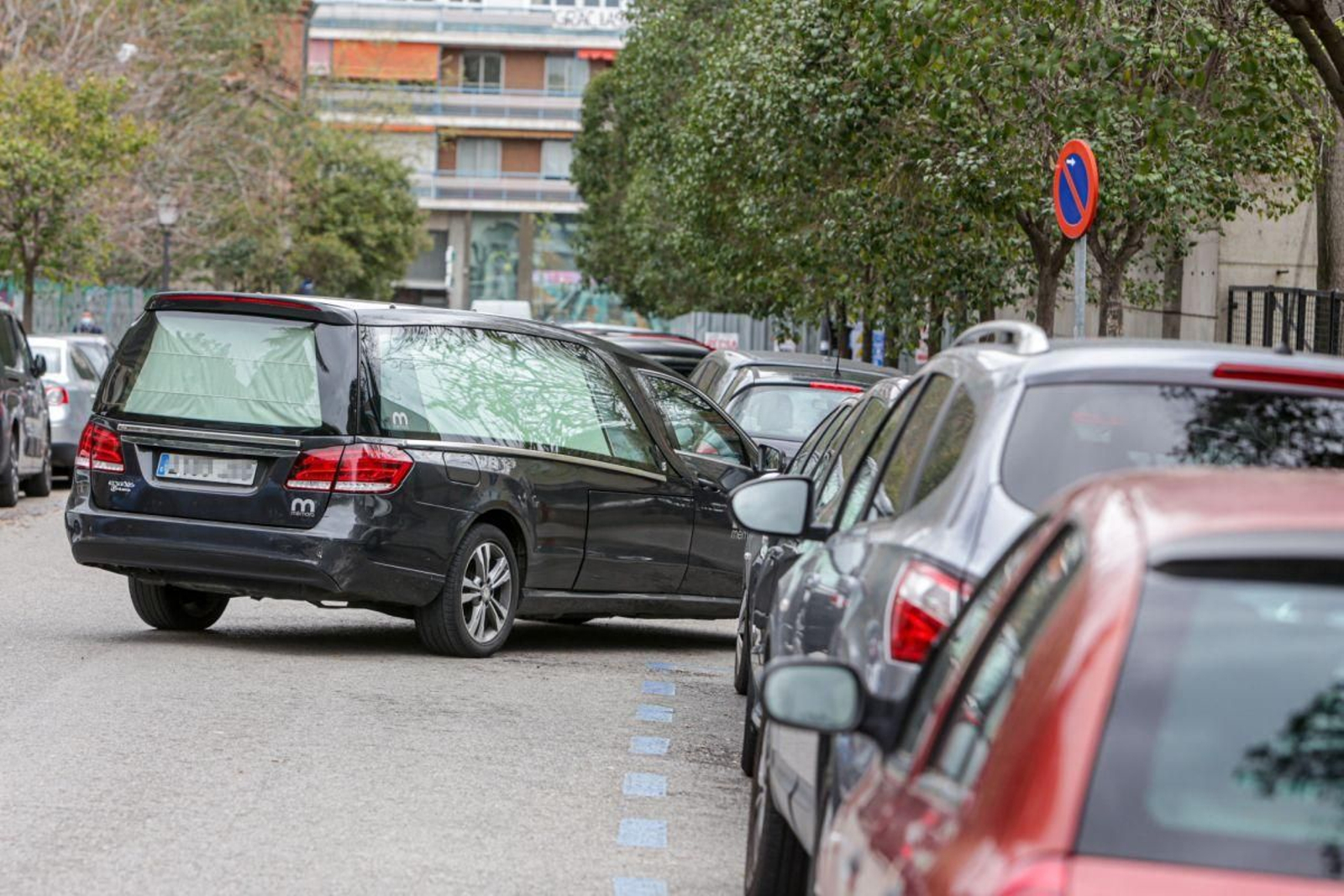 Un coche fúnebre accede a un hospital.