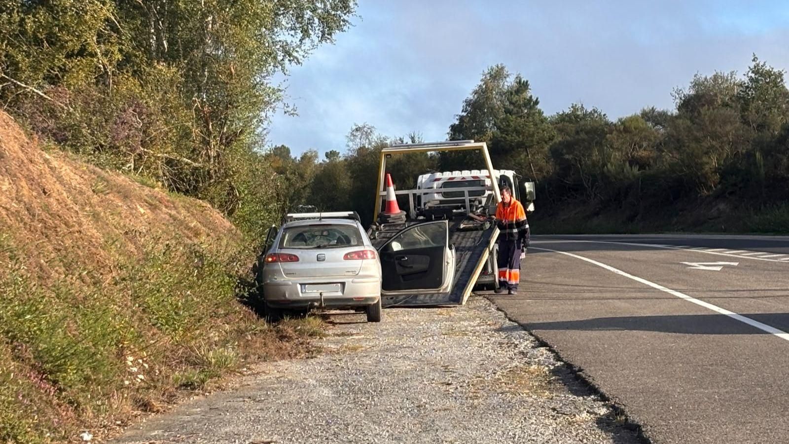 Uno de los vehículos implicados en la colisión frontolateral quedó desplazado hacia el margen de la calzada.
