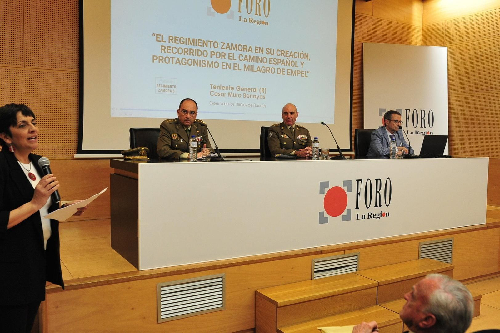 Jesús Antonio Peñas, Alfonso Pardo y César Muro explicando la historia del regimiento.