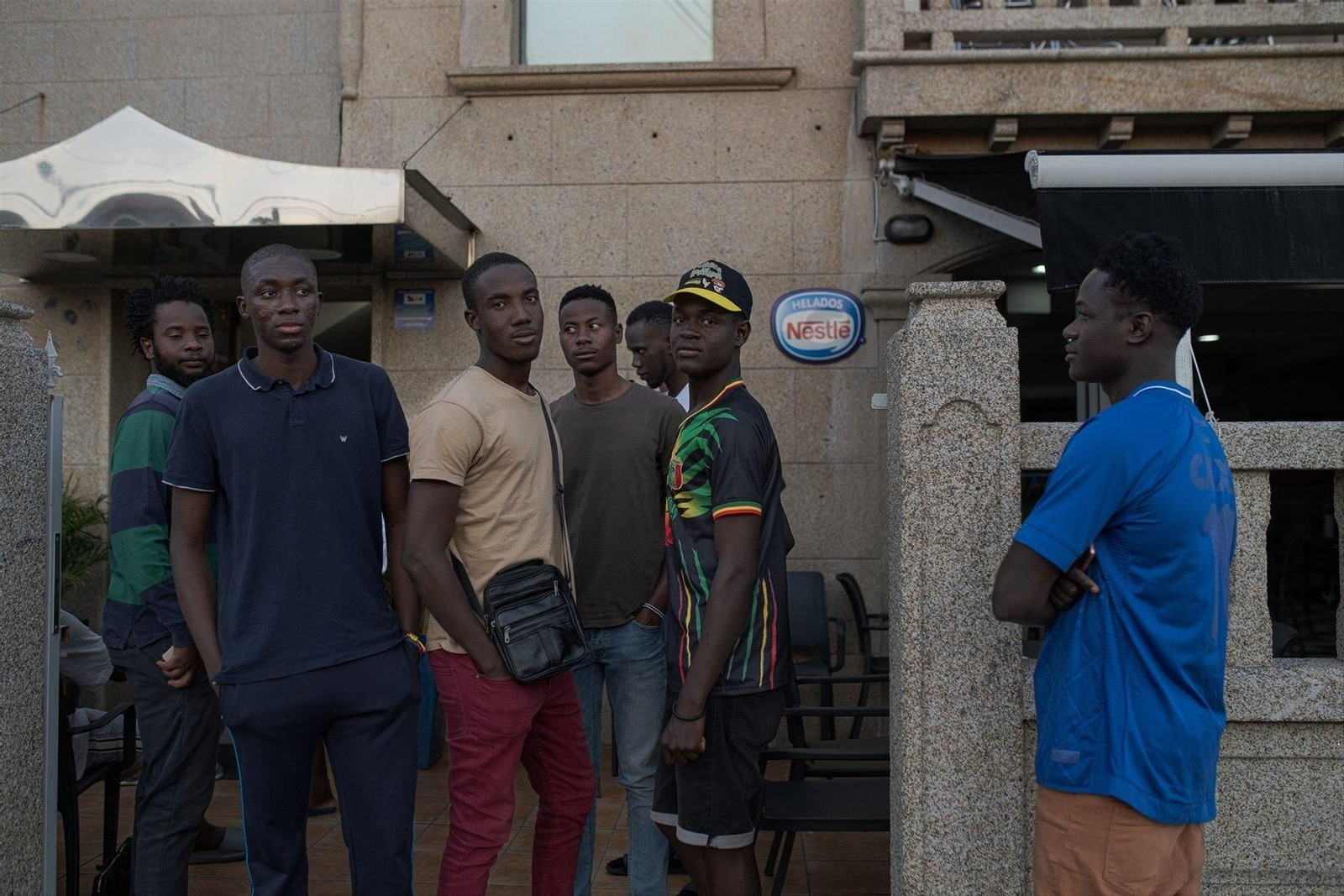 arios migrantes a su llegada al Hotel Baixamar de Sanxenxo, a 17 de septiembre de 2024. // EP