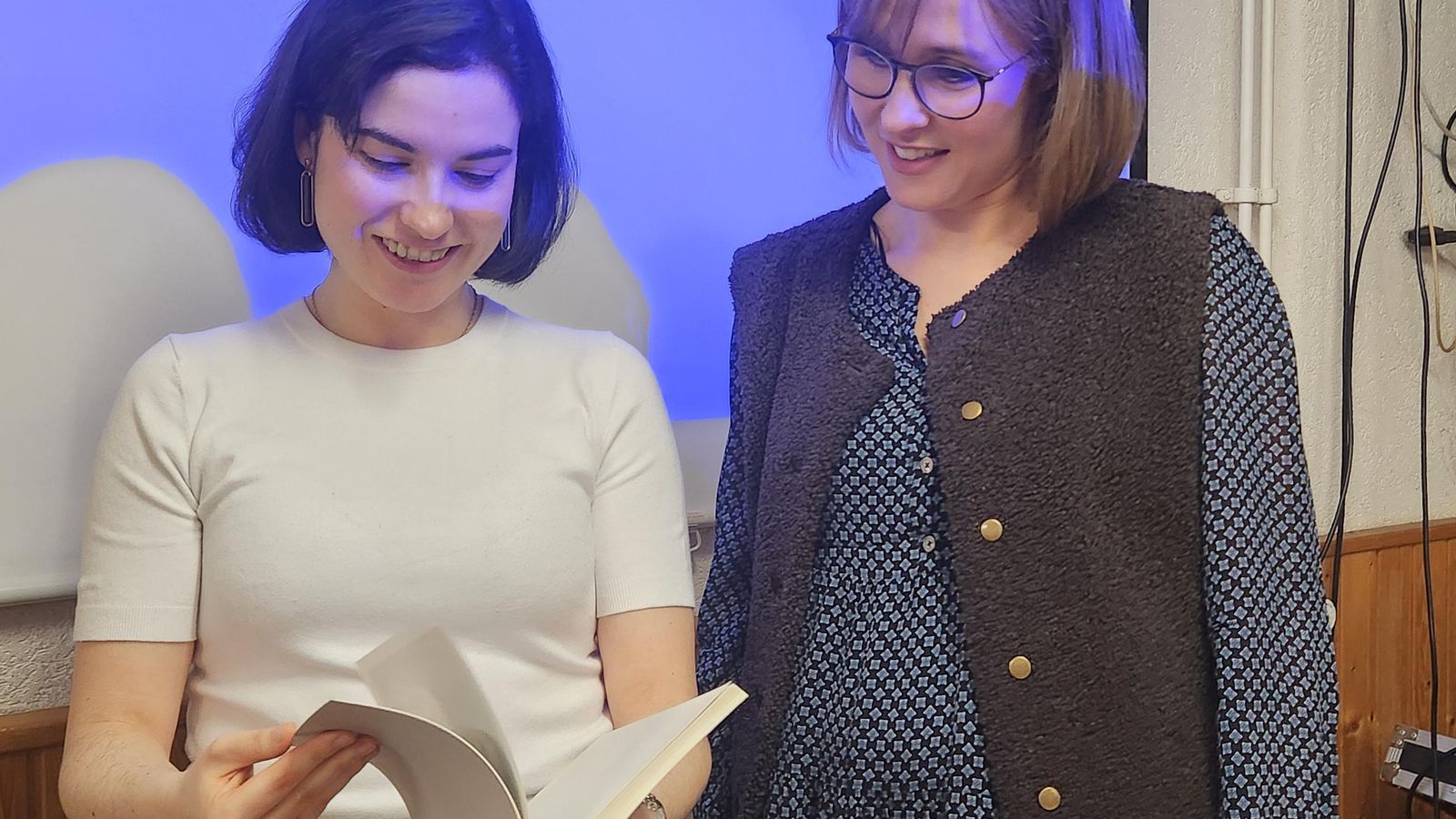 Cristina Rosado Martínez Torres repasa las páginas de un libro