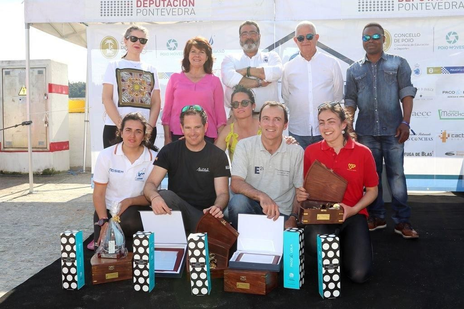 Abajo, Paula y Paloma González posan con Zampacavallo y Francés, vencedores en categoría masculina.