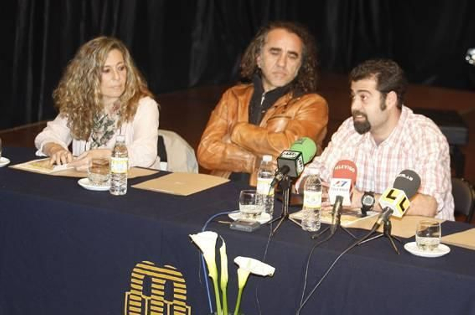 Teo Cardalda, ayer con María Monsonís y Miguel Tombilla. foto: j.v.landin.
