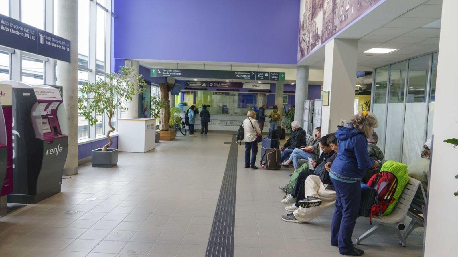 La sala de espera de la estación, con movimiento de pasajeros tras más de un mes cerrada