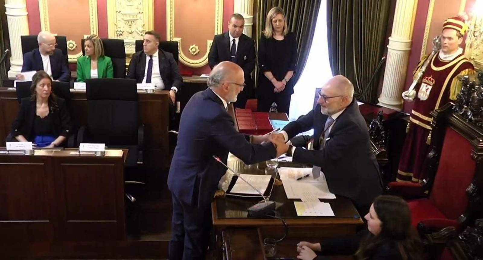 Paco Rodríguez y Manuel Cabezas se dan la mano en la sesión de investidura del Concello de Ourense