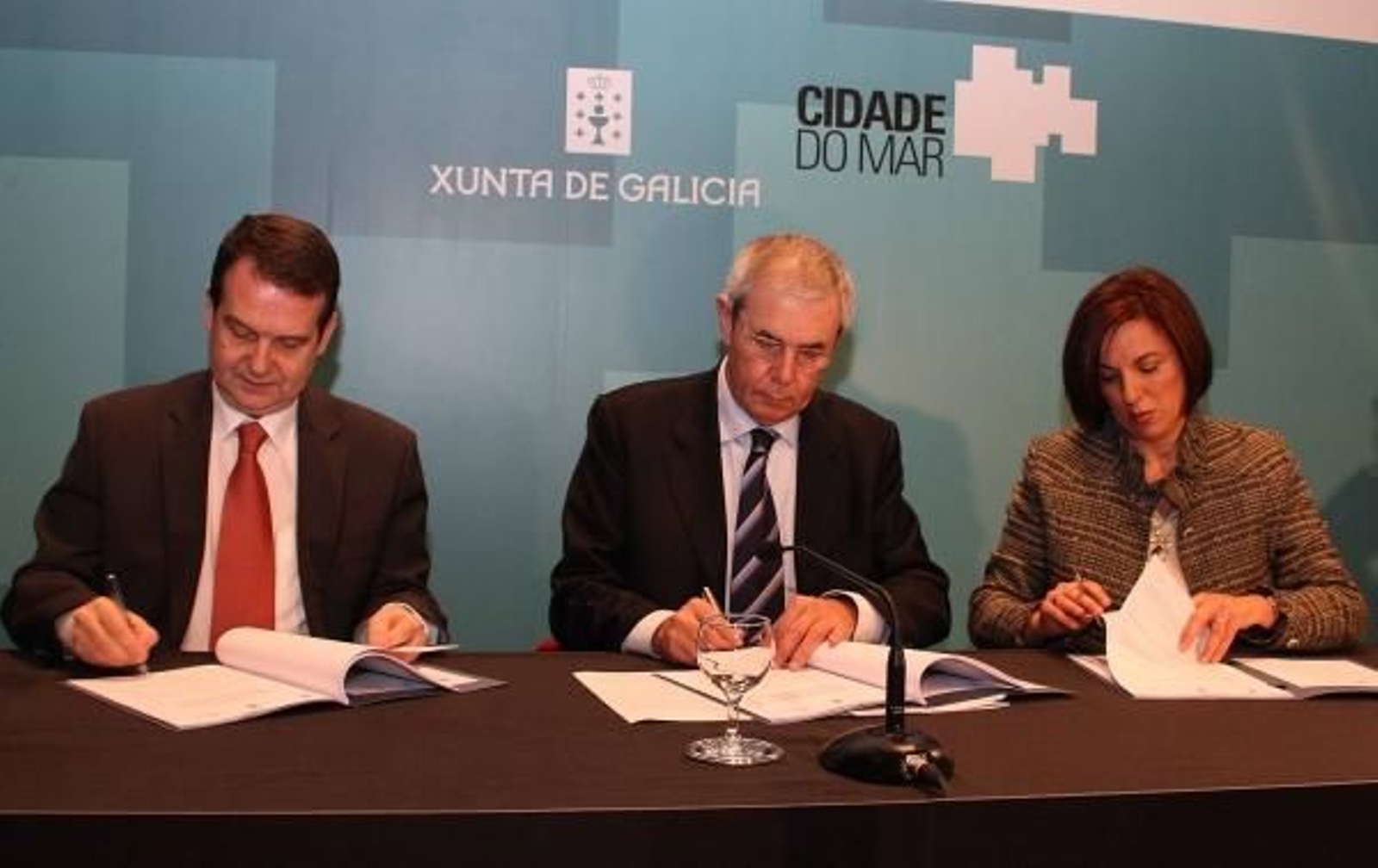 Subidos al escenario, en el auditorio de la Fundación Barrié, Caballero, Touriño y Pisano firmaron el acuerdo sobre los terrenos de la ETEA. foto: j.v.landin.