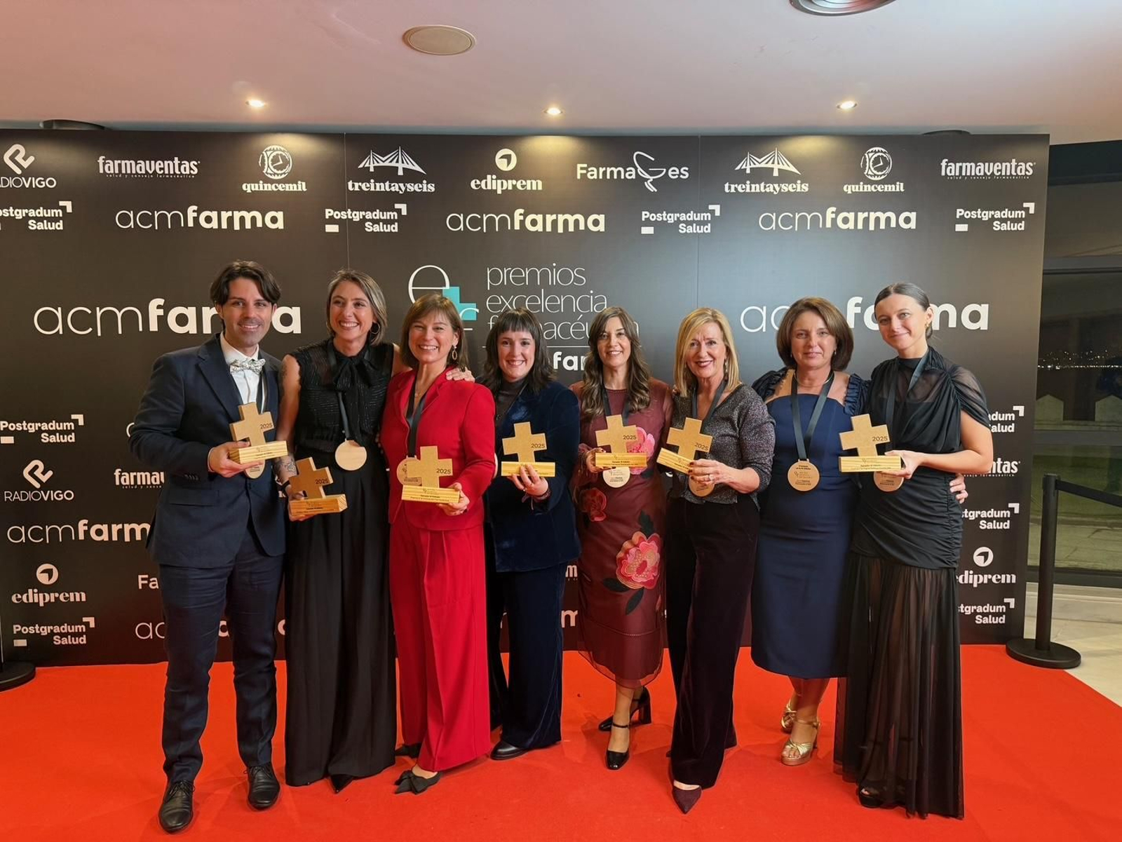 Los galardonados posan con el premio en la gala celebrada en Vigo.