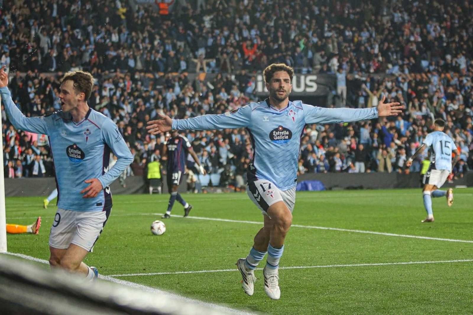 Galería | El Celta y el Olympique, un duelo de altura en Balaídos