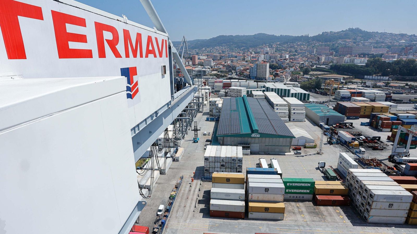 Galería | Una supergrúa de 110 metros se instala en Guixar