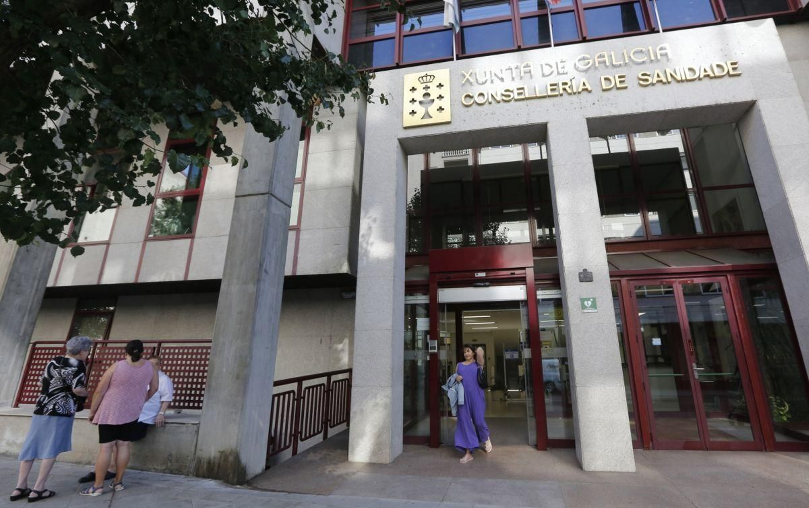 Una mujer sale de la sede del Instituto Galego de Consumo en la ciudad.