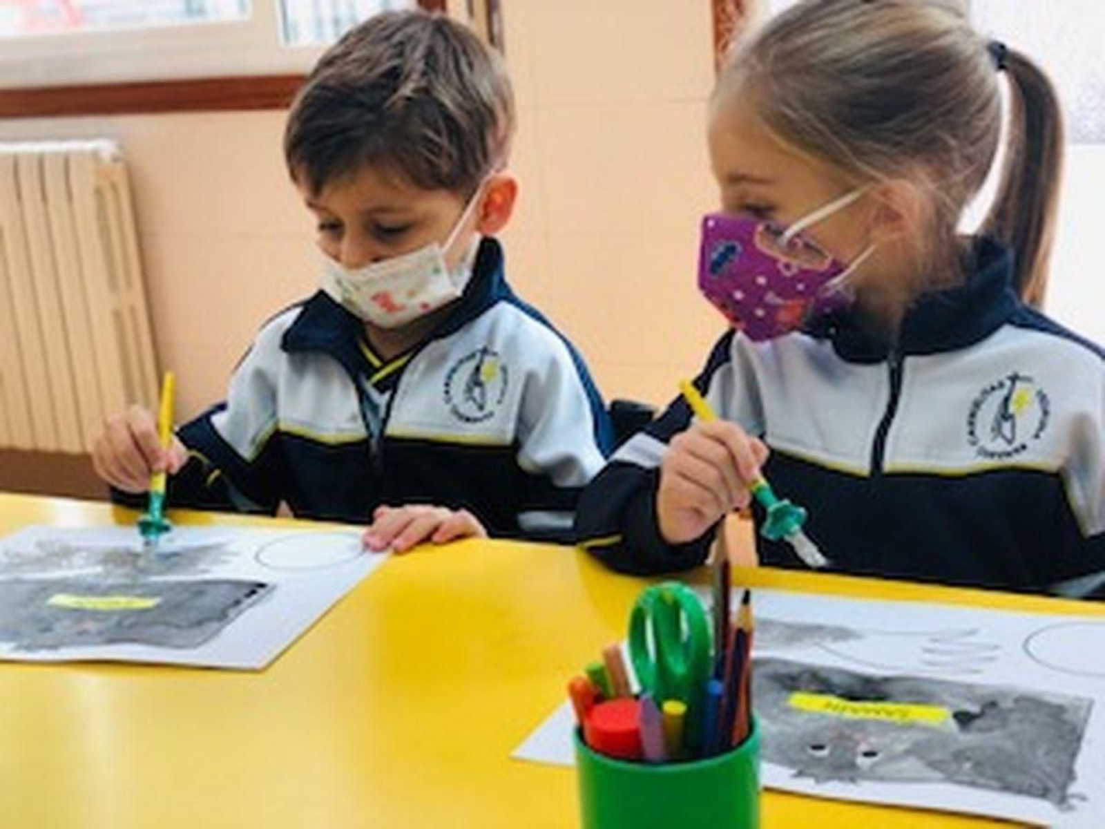 Carmelitas. Moi concentrados nas súas manualidades.