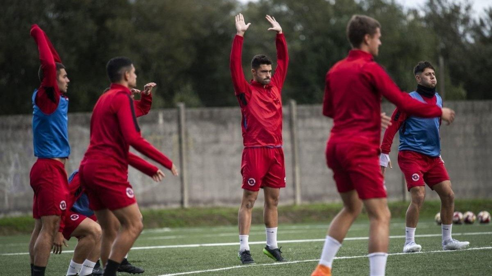El unionista Alberto Nóvoa se ejercita junto a sus compañeros en Coles (foto: Óscar Pinal)
