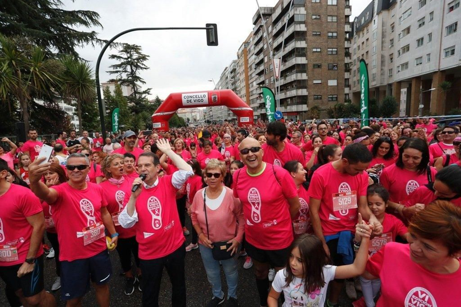 El color rosa abarrotó la Avenida de Castelao - JV Landín 203