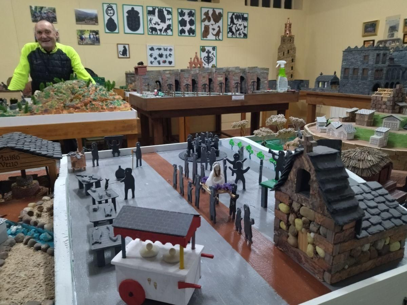 Raúl Díaz con su belén artesanal en Éntoma.