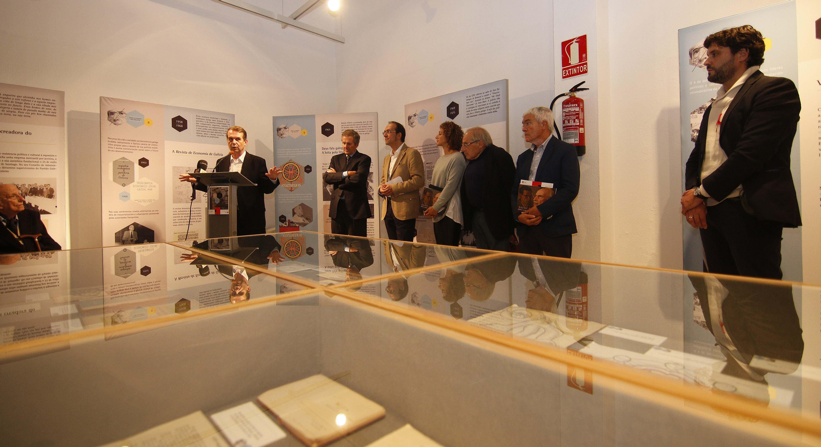 O alcalde Abel Caballero,  con Manuel Meixide, da Fundación Isla Oouto; Anxo Lorenzo, secretario xeral de Cutlura; os edis Chus Lago, Cayetano Rodríguez e Manel Fernández e Xosé Pastoriza.