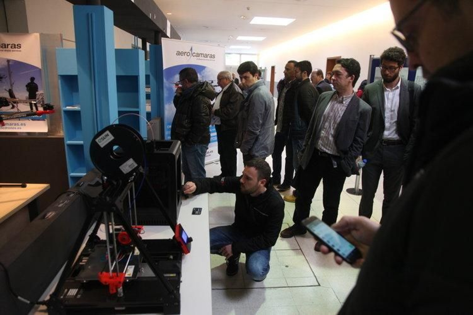 Participantes en el congreso observan en Expourense uno de los drones.