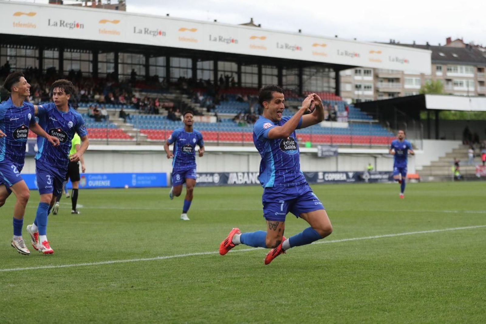 El delantero Javi Carbonell tiene un año más de contrato con el Ourense CF.