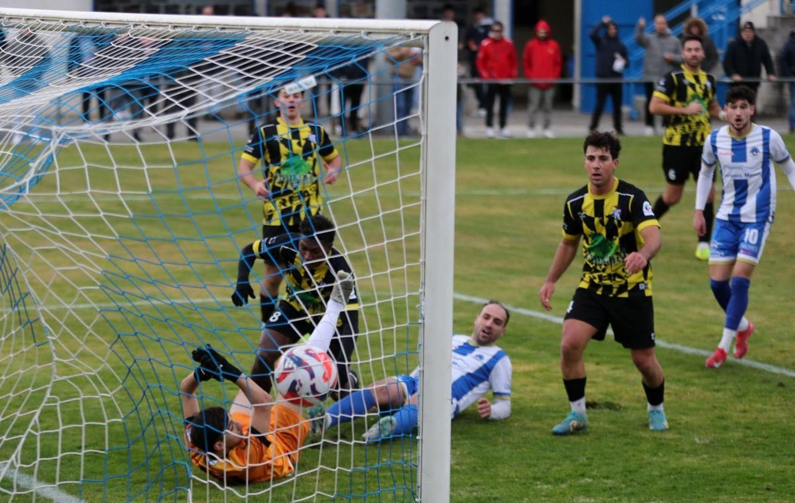 Joni remata, a la segunda, el tanto del empate ante el Cultural Areas, al aprovechar un pase desde la banda derecha.
