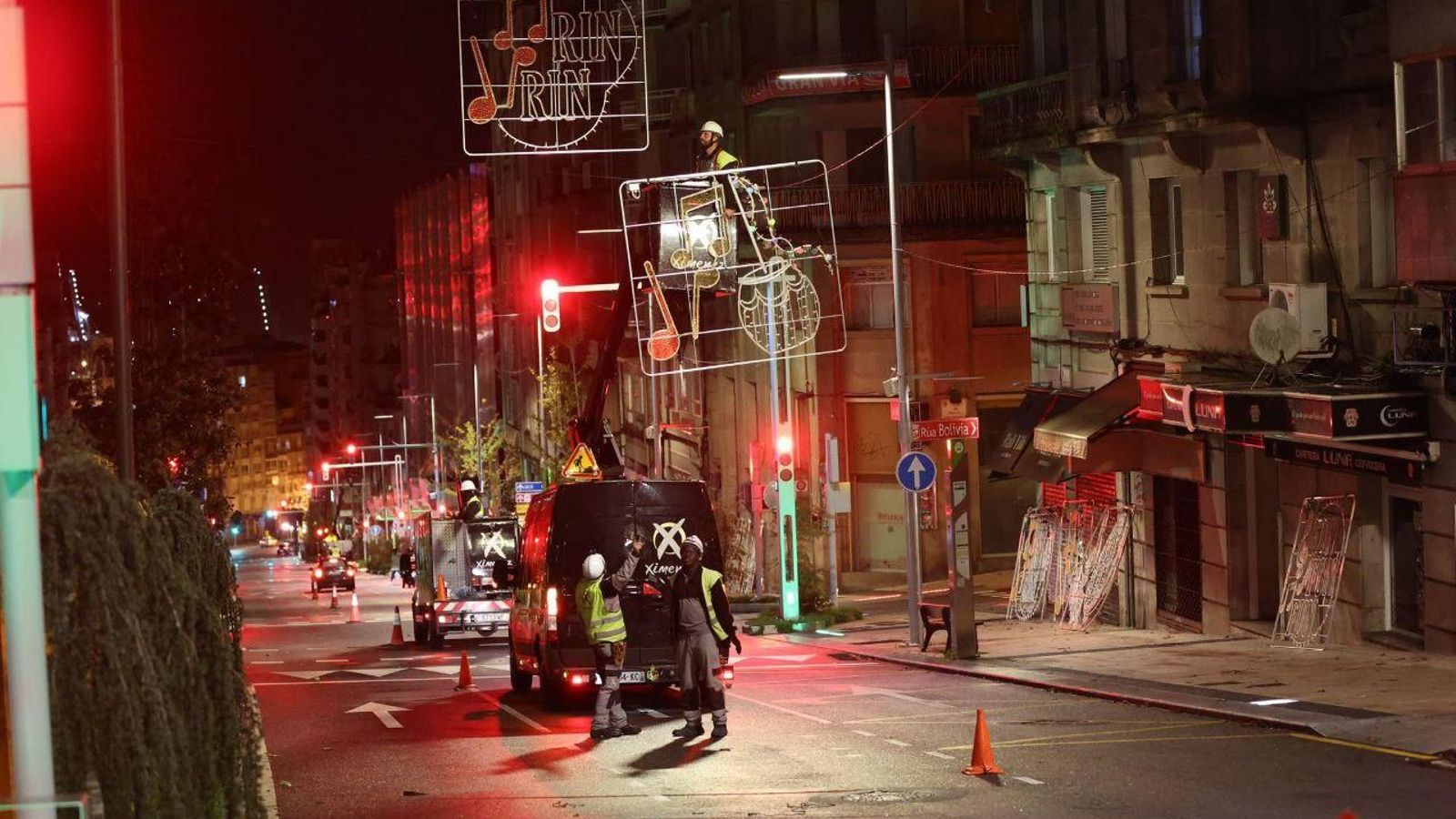 Carril cortado en Gran Vía de noche para colocar las luces de Navidad. // Alberte