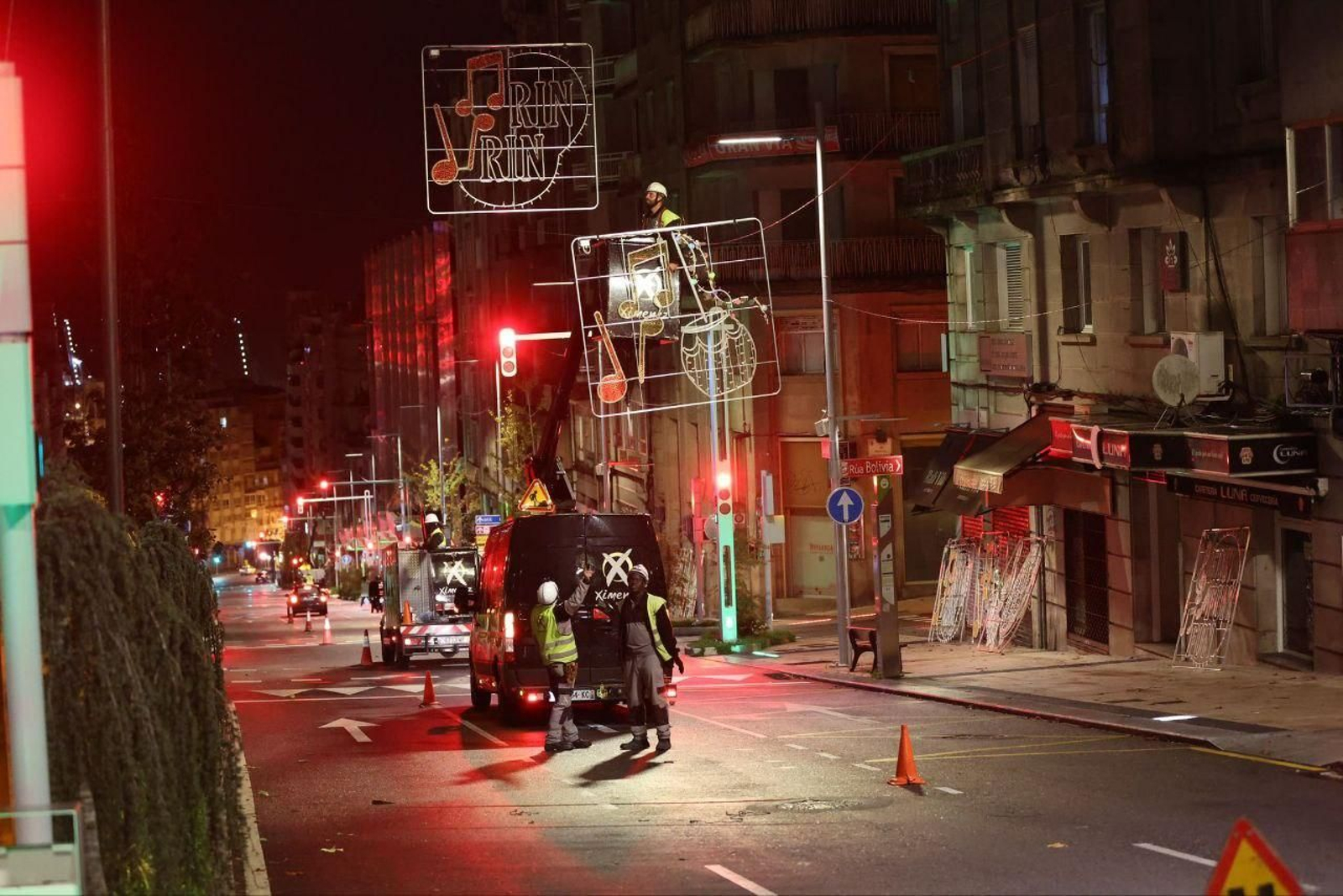 Carril cortado en Gran Vía de noche para colocar las luces de Navidad.