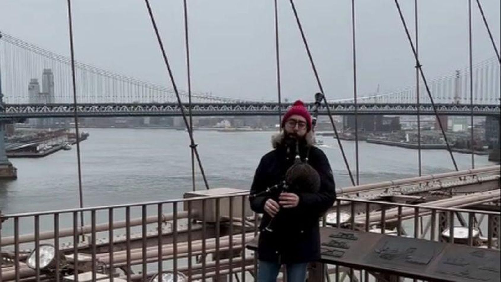 Isidro Vidal na ponte de Brooklyn.