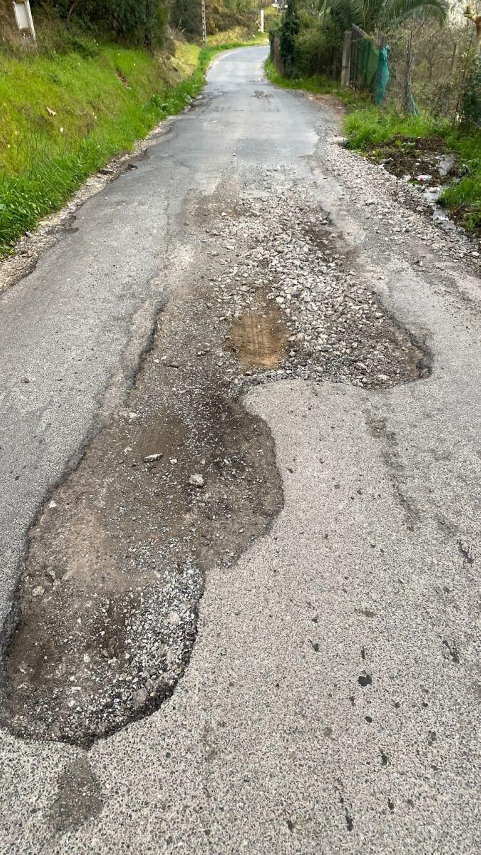 Baches y carretera en mal estado