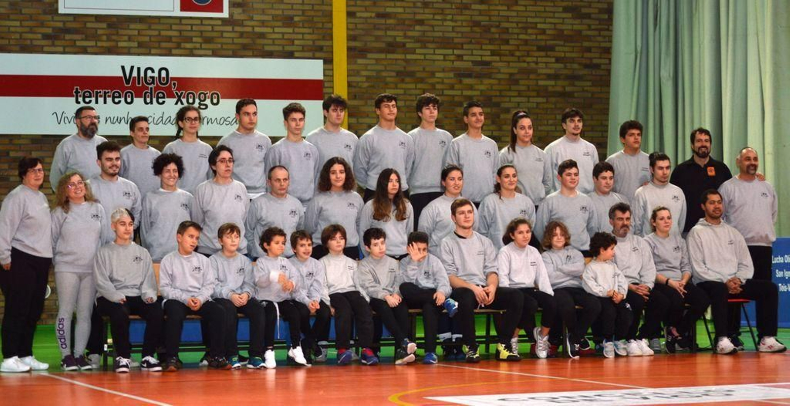 Foto de familia del San Ignacio, club fundado en Teis en 1980 y que desde 1995 está presidido por Eladio Bello (primero por la derecha).