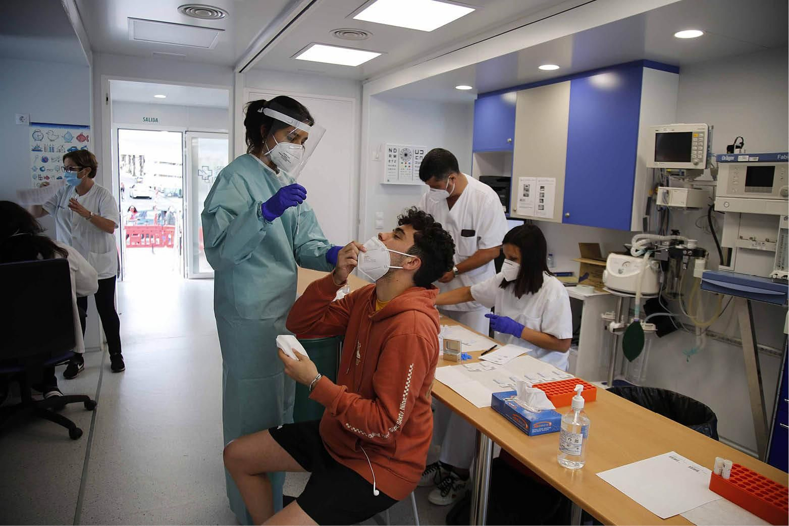 Un joven se realiza una prueba anticovid en el dispositivo móvil de la Xunta que estuvo ubicado en el Náutico de Vigo.