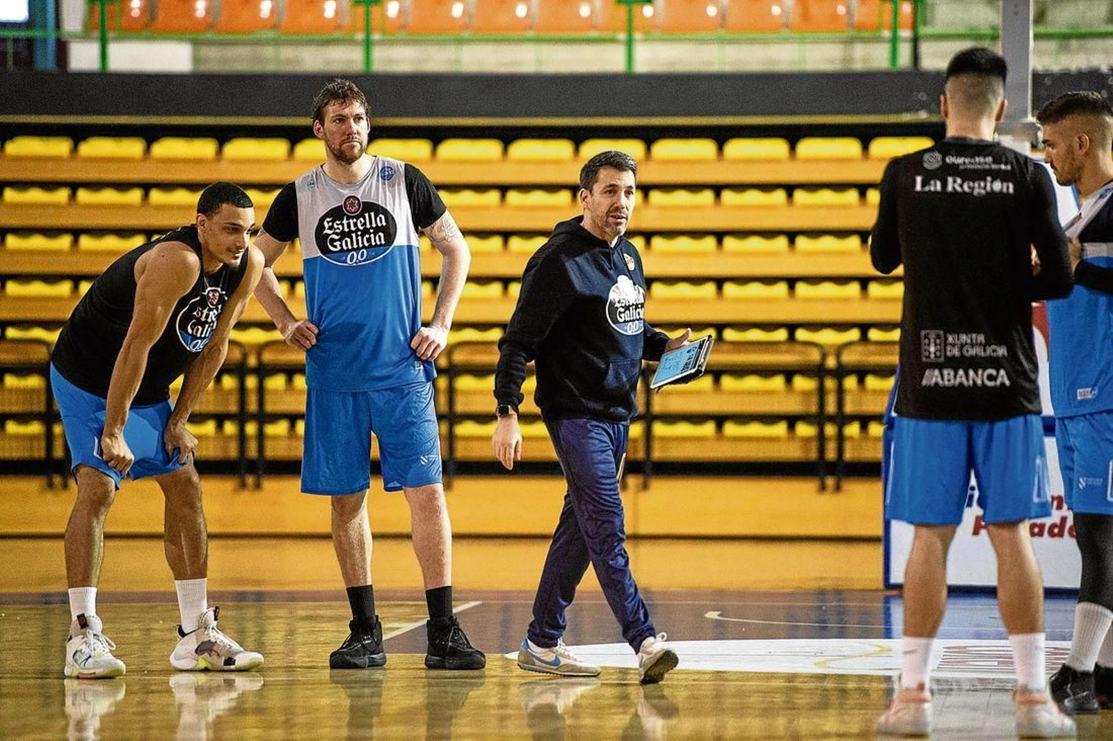 Gonzalo García de Vitoria dirige uno de los entrenamientos en el Pazo Paco Paz. (Foto: Óscar Pinal)