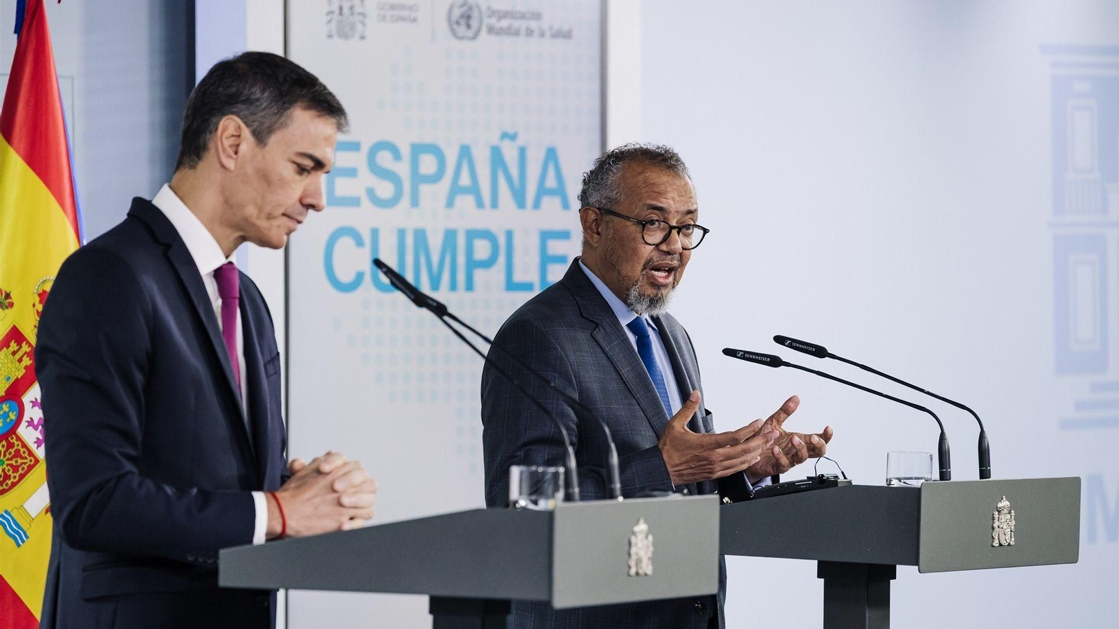 El presidente del Gobierno, Pedro Sánchez, recibe al director general de la OMS, Tedros Adhanom, en el Palacio de la Moncloa.