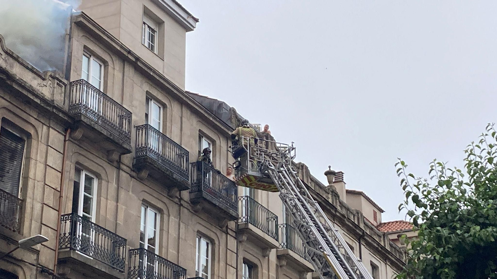 Galería | Así fue el voraz fuego que calcinó un edificio en A Ponte, en imágenes