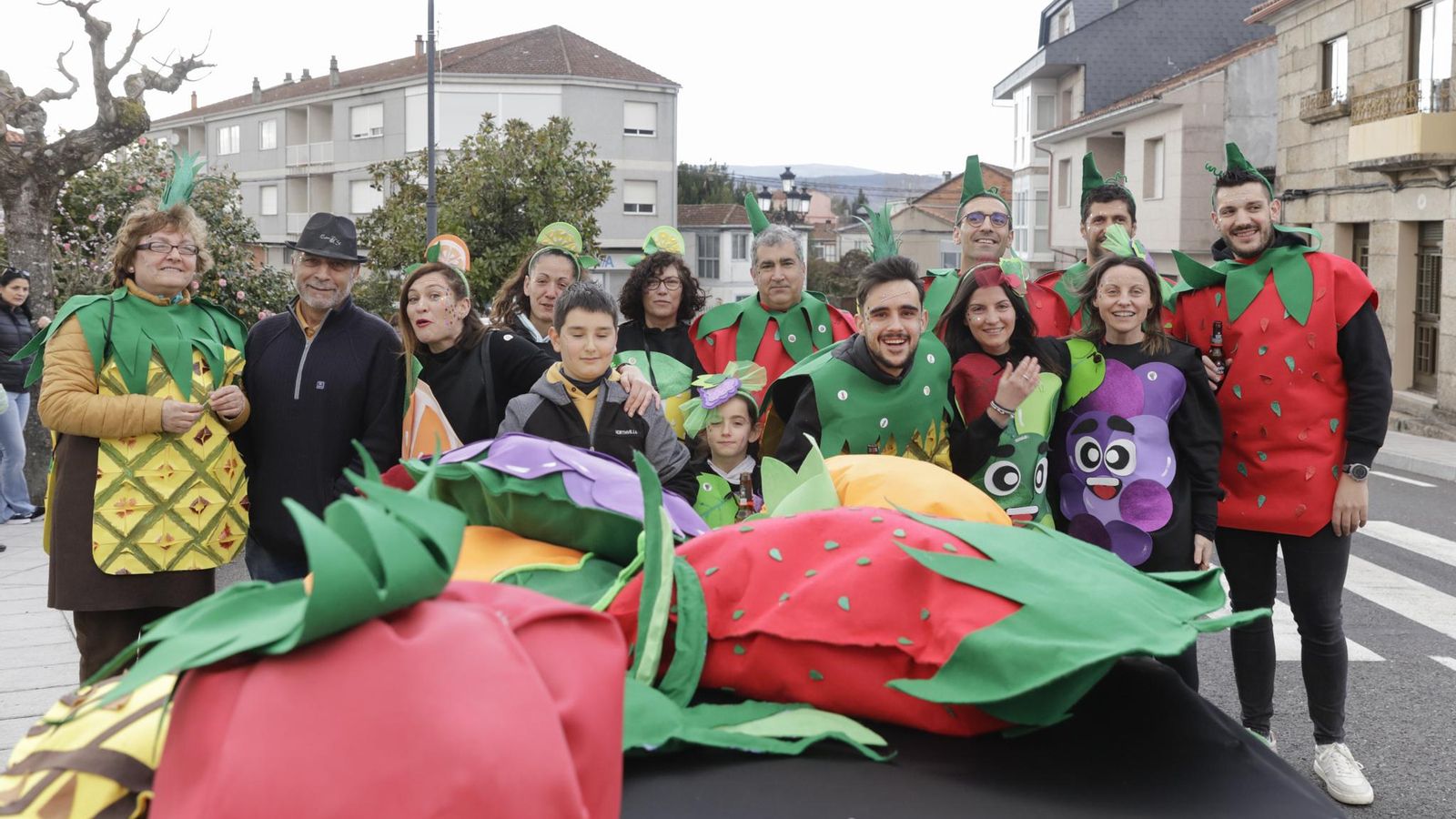 Muiños. Entroido. Desfile de Carrozas con Cabreiros.