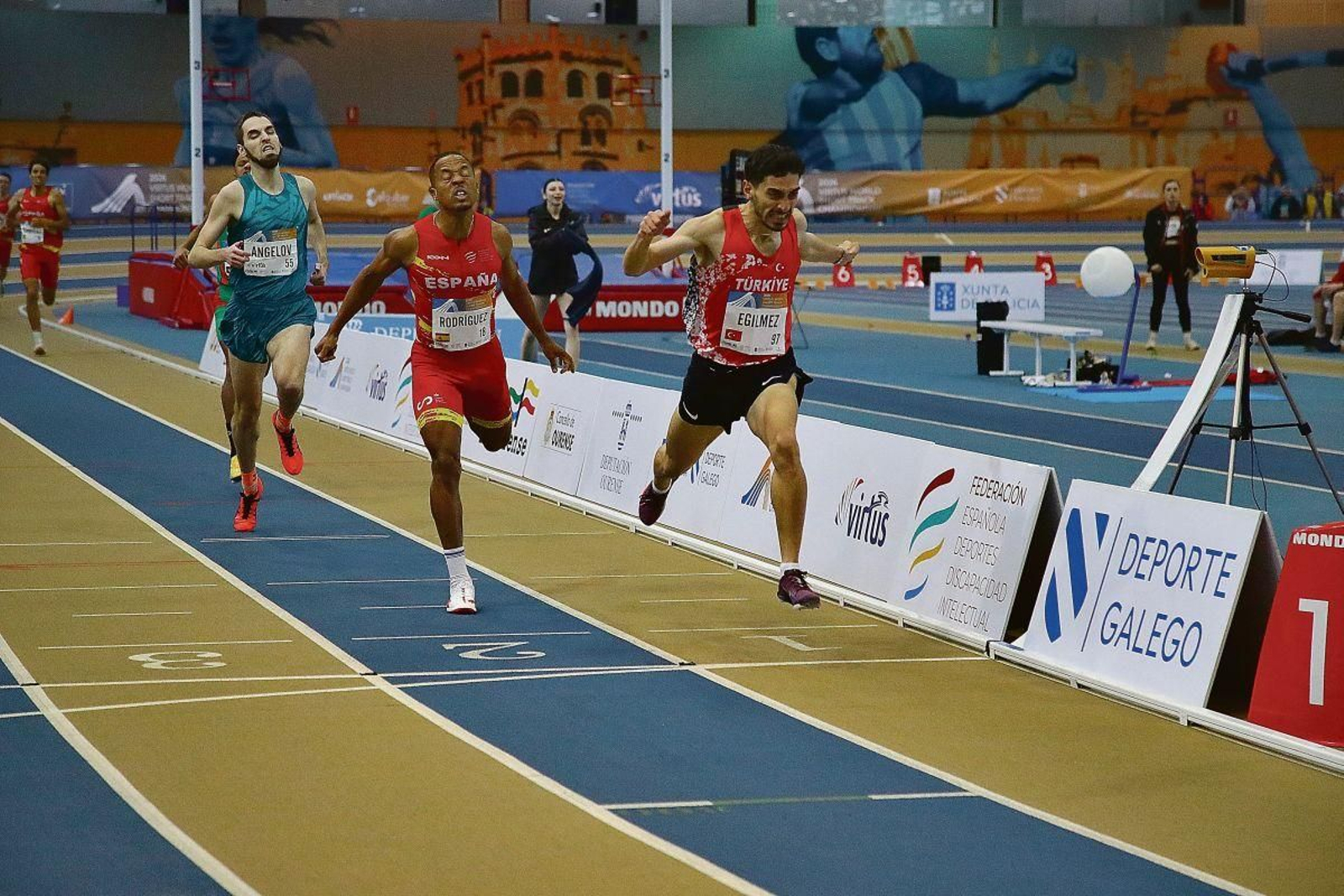 Los deportistas participantes, peleando por cada décima y cada centímetro para conseguir finalizar en el mejor puesto posible.