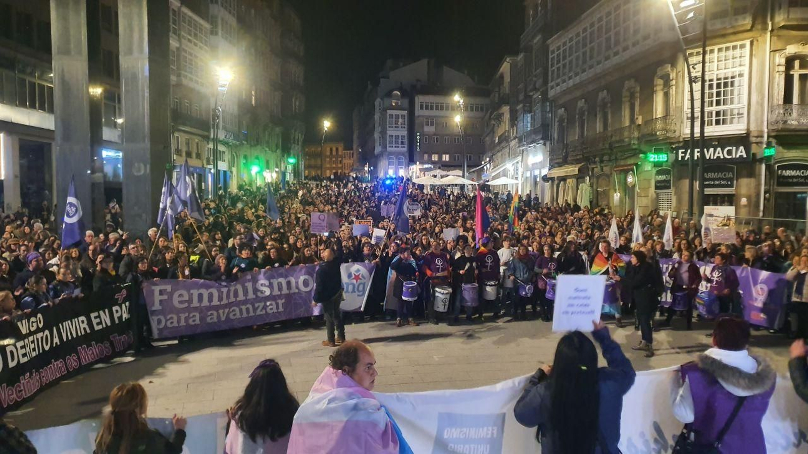 Multitudinaria manifestación por las calles de Vigo para conmemorar el 8-M