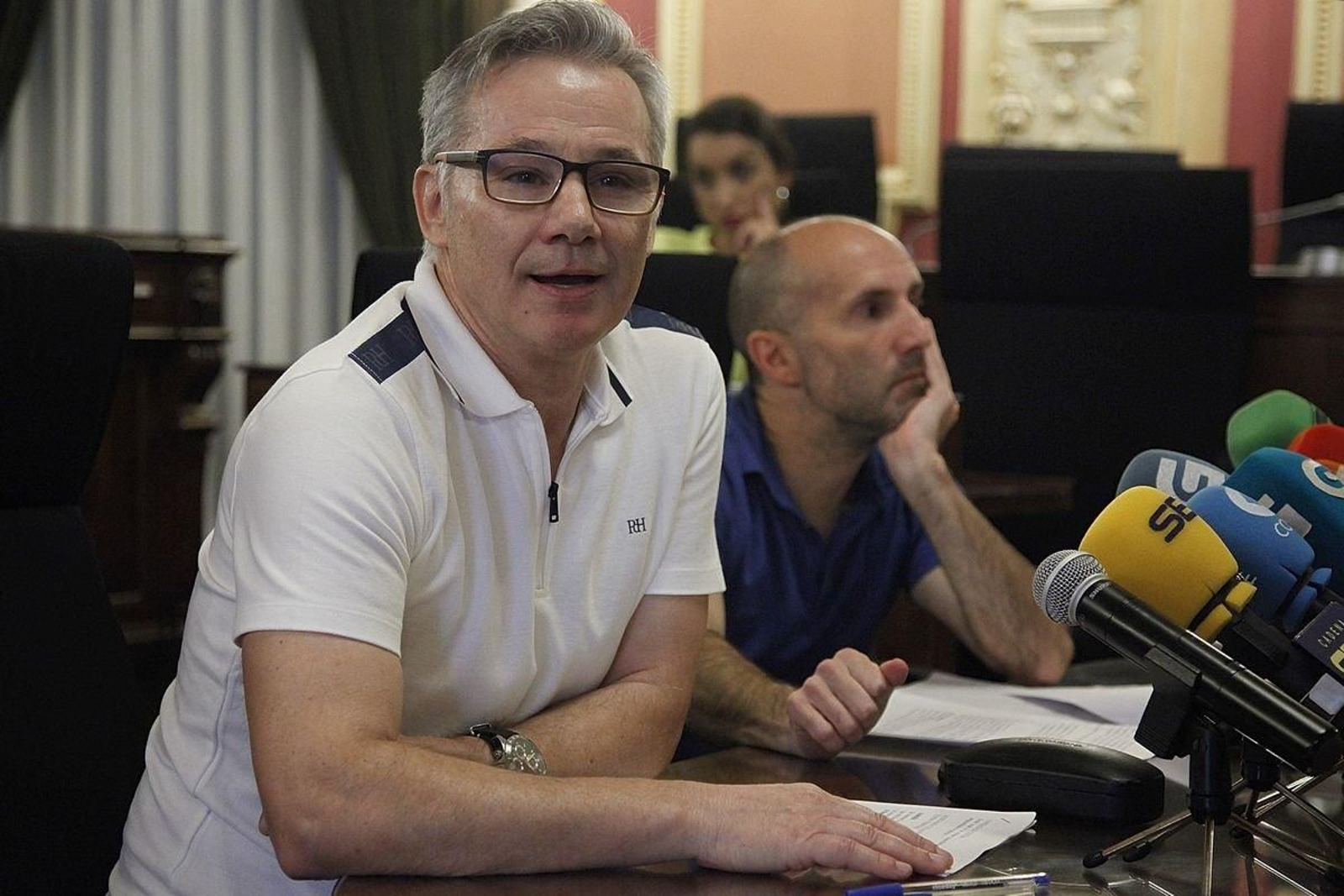 Mario González y Gonzalo Pérez Jácome, ayer en el salón de plenos.