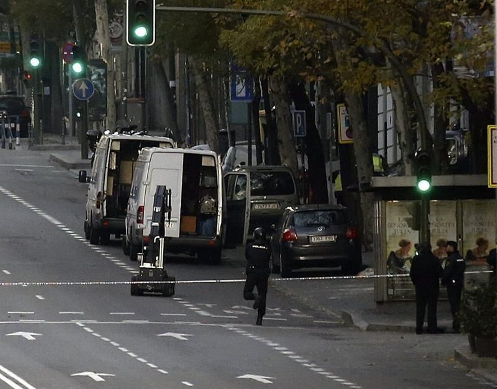 Empotran un coche contra la sede del PP en Madrid07