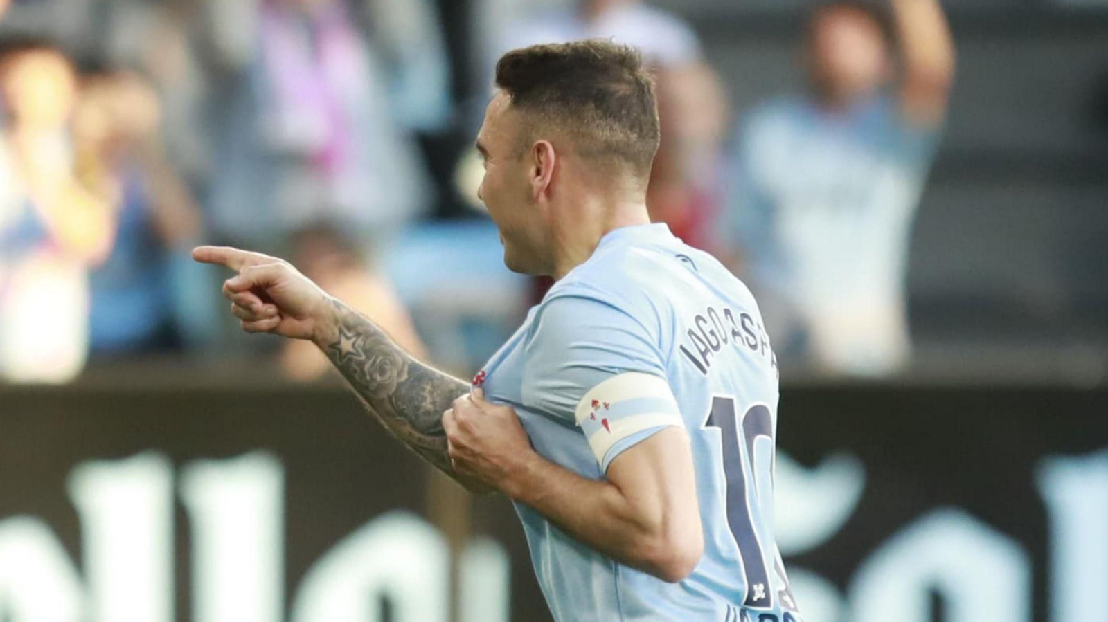 Iago Aspas se señaló el escudo tras marcar ayer en Balaídos.
