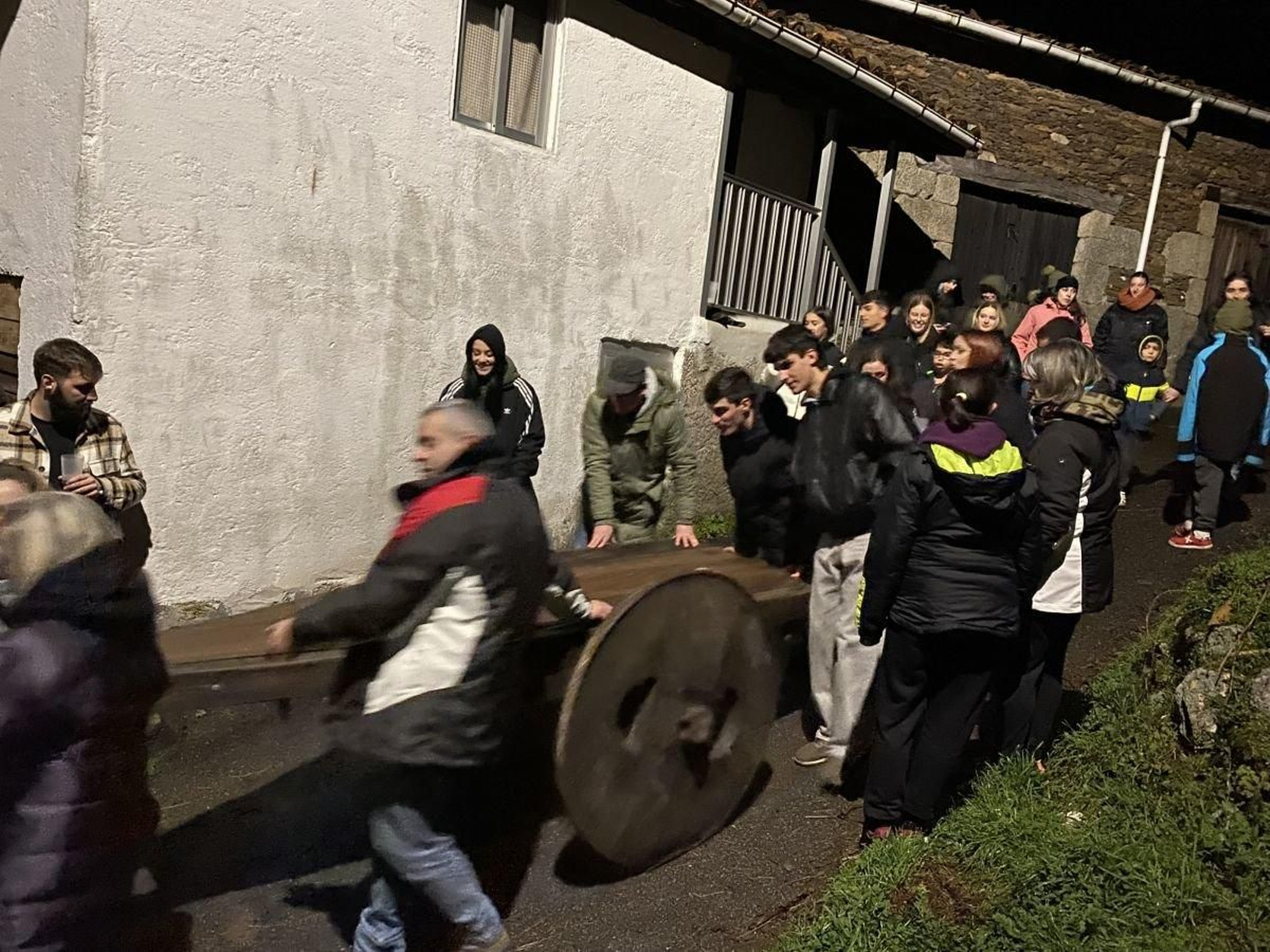 Vecinos de Xunqueira de Espadanedo reunidos para recoger los carros en el “Sábado longo”.