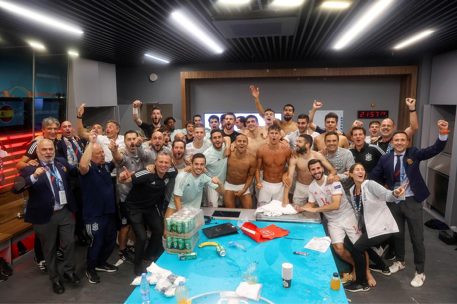 El doctor Cota, en el centro de la imagen, celebra con el grupo la victorias del viernes.

EFE