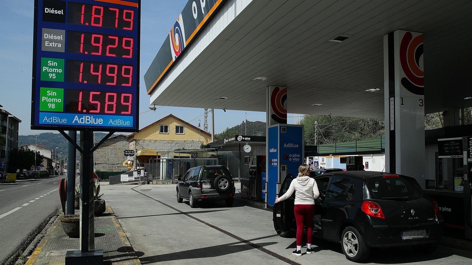 El precio por litro de combustible en una gasolinera de las afueras de la ciudad.