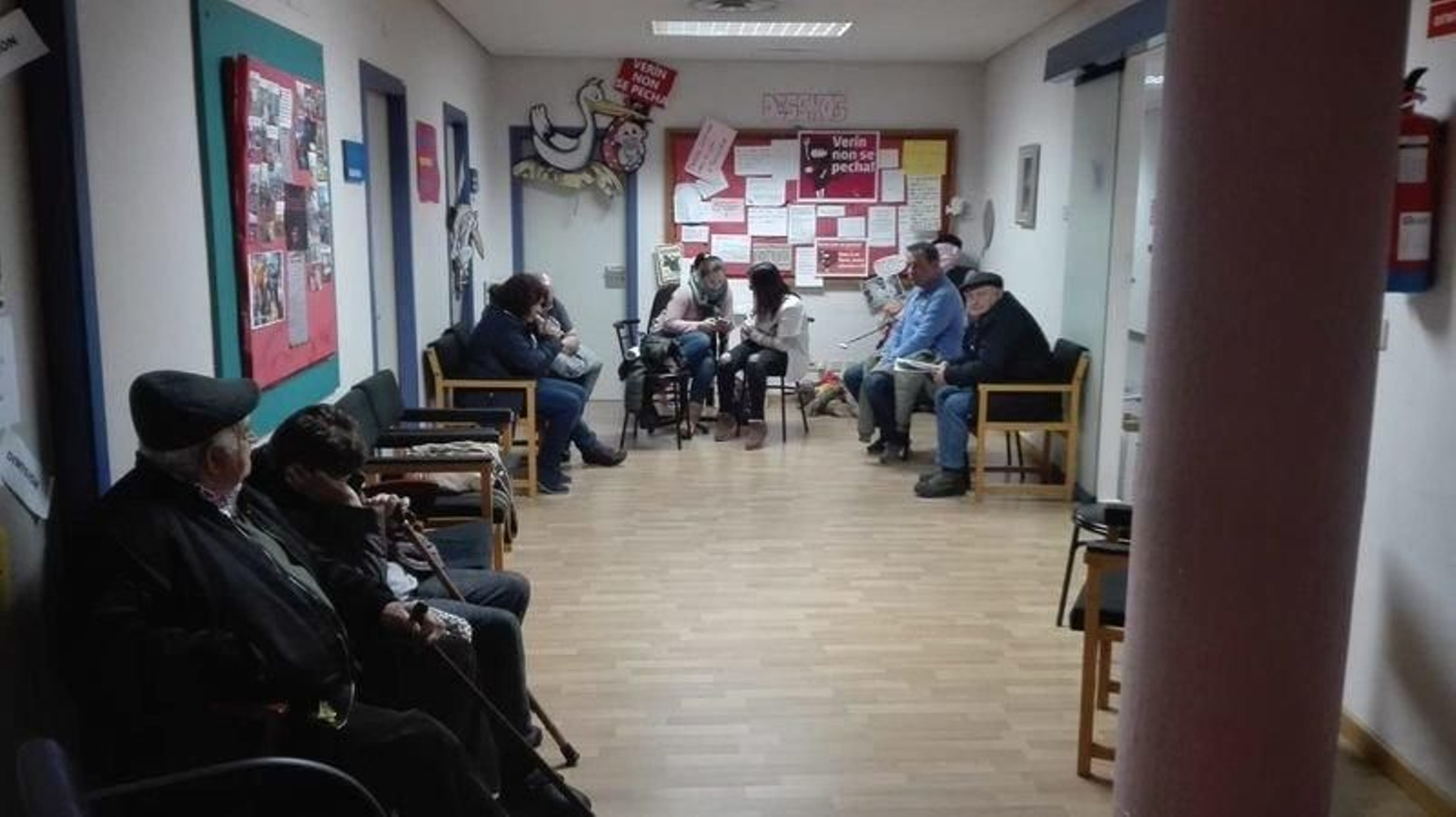 Profesionales encerrados por 39ª jornada, ayer en el hospital de Verín.